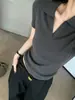 Camiseta de Tricô Cinza com Gola V de Manga Curta para Mulheres, Estilo Old Money, Novo Modelo Verão 2026, Camisa Polo com Ombro Normal, Top Elegante com Gola Reversível