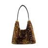 2026 Nueva Bolsa de Tote de Felpa con Patrón de Ciervo para Mujer Otoño/Invierno Sensación de Alta Gama Gran Capacidad Bolso de Hombro Único para Axila Retro de Mano