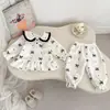 Conjunto de Pijama Quente para Bebê Menina Inverno 2025 Desenho Animado Fofo Espessado Gola de Veludo Dupla Face Roupa de Casa Conjunto de Duas Peças