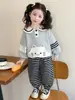 Conjunto de Primavera de Moda para Niñas con Cuello de Muñeca y Pantalones a Rayas Set 2026 Nueva Ropa Casual Infantil Conjunto de Dos Piezas Venta al por Mayor