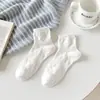 Nuevos Calcetines de Moda Japonesa Versátiles Dulces Estilo Universitario para Mujer con Colgante en Relieve Flor de Encaje Calcetines Cortos