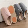 Pantuflas de algodón para pareja de otoño e invierno, aptas para uso en interiores, con suela antideslizante, forro suave y cálido, y diseño de punta cerrada, perfectas para dormitorios y salas de estar, disponibles en estilos unisex.
