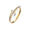 Pulsera simple europea y americana de acero inoxidable y piedra de barro al por mayor ins mismo estilo diseño de uñas abiertas anillo pulsera de acero de titanio