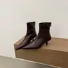 Botas skinny justas de bico fino estilo coreano para mulheres, novo modelo outono e inverno 2026, botas elásticas elegantes e versáteis, botas curtas de pelúcia de salto alto para mulheres