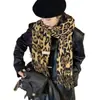 Bufanda con borlas de leopardo retro, estilo Spice Girl, estilo dulce y fresco de Niche Design para mujer, chal grueso de otoño e invierno de 2024.