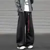 Calça de foice desconstruída da moda de rua americana para homens, com corrente única na cintura torcida, calça longa solta e com caimento, novo estilo moderno para o outono de 2026