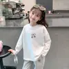 Camiseta super fofa de manga comprida para meninas, outono, algodão puro, nova roupa de desenho animado 2026, camiseta básica para meninas, roupa de outono para crianças