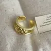Anillo de Metal Mate con Flor de Perlas en Relieve Diseño de Nicho para Mujer Personalizado Exquisito Anillo de Tendencia de Moda