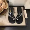 Sandalias de perlas de cuero genuino de alta gama para celebridades de internet, calzado de exterior para mujer, nuevo estilo 2026, sandalias romanas de tacón medio de doble uso para mujer