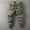 Calças camufladas retrô estilo americano, calças de trabalho masculinas slim fit com detalhes de patches, calças casuais, perna afunilada, calças compridas de peso pesado