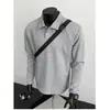 Camiseta de manga comprida para primavera e outono, com gola, modelagem solta, versátil e adequada para jovens, uma camiseta desconstruída casual e esportiva