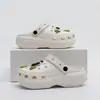 Nuevas sandalias perforadas de suela gruesa para mujer, nuevo modelo verano 2026, para uso exterior, antideslizantes, que aumentan la altura, cómodas pantuflas de EVA para mujer