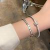 Pulsera geométrica de circonio electrochapada en oro real, elegante, de lujo ligero, pulsera de alto sentido, diseño sencillo para el día a día, pulsera con sentido del diseño, venta al por mayor