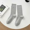 Calcetines de algodón blancos para mujer, calcetines holgados de color liso versátiles estilo coreano, calcetines de media pantorrilla transpirables y absorbentes de sudor para mujer, calcetines largos negros