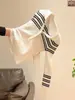 Camiseta de punto de manga larga a rayas de color contrastante, camiseta básica para mujer, nuevo estilo principios de otoño 2026, top blanco de cuello semiabierto