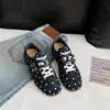 Zapatillas de entrenamiento alemanas de lunares estilo coreano para mujer, zapatillas casuales versátiles clásicas de suela plana con doble hebilla, puntera redonda, ligeras, lunares modernos