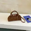 Bolso pequeño retro de otoño e invierno para mujer, nuevo bolso cruzado versátil de moda 2026, bolso de mano con forma de concha exquisito y moderno