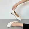 Sapatos femininos retrô franceses simples para o dia a dia, slip-on, bico redondo, sapatos internos simples, couro macio feminino, salto oculto, sapatos de vovó, sola macia, tamancos