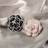 Broche de Camelia Europeo y Americano, Estilo Coreano Clásico y de Moda, Pequeño Estilo Fragante para Abrigo, Accesorios para Traje, Pin en Stock
