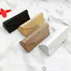 En general, es ligero, delgado y compacto, eliminando la necesidad de soportes voluminosos.. Es resistente al desgaste e impermeable, elegante, versátil y exquisitamente práctico.