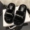 Chinelos peludos da moda de alta qualidade para mulheres, novo modelo outono e inverno 2026, adequados para uso externo, com solas grossas para aumento de altura, versáteis e disponíveis em tamanhos grandes.