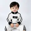 Conjunto Deportivo Bordado Estilo Coreano para Niños Unisex Bloque de Color Cuello Alto Chaqueta Cardigan Pantalones Deportivos Elegante Conjunto de Dos Piezas
