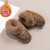 Botas de Neve para Meninas 2026 Outono/Inverno Nova Moda Versátil Forradas com Lã Quentes Botas Curtas Estilo Coreano Slip-On Sapatos de Algodão