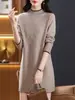 Suéter de longitud media para mujer, cubre las caderas, elegante, nuevo estilo otoño/invierno 2026, cuello semialto, capa base, engrosado, para usar debajo de un abrigo