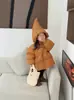 Ropa Infantil Estilo Coreano Nueva de Invierno 2026: Chaqueta de Algodón de Longitud Media, Amarilla Calabaza, Personalizada, con Gorro de Elfo, Forrada de Polar, Engrosada, para Niñas