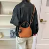 Bolsa tipo balde retrô para mulheres, nova coleção 2026, elegante e prática para o dia a dia, com material de camurça de alta qualidade e um design casual e moderno