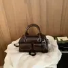 Bolsa de Mão Super Quente Almofada Bowling Feminina 2025 Nova Outono/Inverno Toque de Luxo Leve Nicho Bolsa Transversal