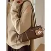 Bolsa Pequena Retro Texturizada de Luxo para Mulheres 2025 Novo Modelo Versátil Bolsa de Ombro para o Dia a Dia Bolsa de Mão Fashion Bolsa Baguette