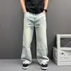 Jeans vintage lavados azul claro para hombre, pantalones de pierna ancha recta con un corte holgado de alta costura y diseño hasta el suelo.