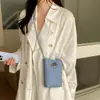 Bolso tejido único para teléfono móvil para mujer, nuevo modelo 2026, minibolso cruzado con un toque de alta gama, estilo vertical con hebilla en la esquina, bolso pequeño ligero y casual