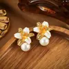 Atmosfera de Namoro Brincos de Flor e Pérola Estilo Francês Luxo Leve Design de Nicho Brincos Delicados