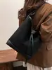 Bolso de Hombro Individual de Gamuza Escarchada de Gran Capacidad con Textura Retro de Nueva Moda Transfronterizo Bolso Cubo de Alta Gama para Mujeres Viajeras