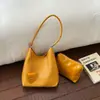 Bolsa de alta qualidade com padrão trançado vintage para mulheres, nova moda 2026 bolsa de ombro para o dia a dia, bolsa balde de mão de grande capacidade