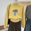 Suéter tejido de punto cálido estilo coreano de cuello medio con jacquard de dibujos animados 2025 otoño e invierno suelto cálido suave para mujer
