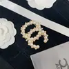 Pin de moda de perlas con estampado de rayas de temperamento simple incrustado de diamantes europeos y americanos C broche para el hogar accesorios para la ropa