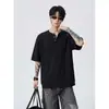 Camiseta Henley de Manga Corta Negra con Rayas Verticales Drapadas Estilo Old Money para Hombre, Corte Holgado, Hombro Caído, Camiseta de Punto Versátil