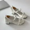 Zapatos de tacón alto gruesos de estilo hada francesa blancos para mujer, nuevo modelo de verano 2026, con aumento interno de altura, adecuados para combinar con faldas, zapatos Mary Jane