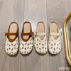 Bordado em Renda Fivela Suave Tira Novo Estilo Cadarço Slip-On Chinelos Femininos para Uso Externo 2026 Verão Plano Meia-Chinelos Tendência