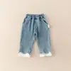 Jeans de outono estilo coreano para meninas, novo modelo 2026, doce e estiloso, calça de bebê fofa com acabamento em renda para usar por fora