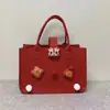 Bolsa Festiva de Fieltro Rojo Muñeco de Dibujos Animados de Animales Bolas de Pelo Bolsa de Mano Venta al por Mayor Banquete de 100 Días Bolsa de Regalo Souvenir DIY