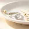 Anillo de Flor de Seis Pétalos Incrustado de Diamantes, Exquisito y Sencillo, Diseño de Nicho Inspirado en Celebridades de Internet, Elegante Anillo para Dedo Índice al por Mayor
