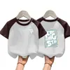 Camiseta Versátil Estampada Estilo Coreano de Manga Corta con Bloques de Color y Parches Nuevo Estilo Verano 2026 para Niños y Niñas Estilo Trendy Ins para Niños Mayores