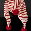Xale Tricotado Listrado com Pom-Pom Estilo Hong Kong Retrô Lenço Triangular Retrô para Mulheres Xale Decorativo Quente Outono e Inverno Lenço de Pescoço