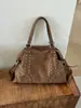 Bolso grande de mujer transfronterizo 2026 otoño e invierno nuevo bolso de hombro casual con tachuelas para viajes y desplazamientos bolso tote