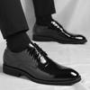 Zapatos de Cuero Transfronterizos para Hombre Primavera Nuevo Versátil Vestido de Negocios Transpirables Punta Británica Brock Zapatos de Boda Zapatos de Trabajo