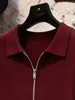 Camisa Polo Casual para Viajes, Color Borgoña, Corte Delgado, Cierre de Cremallera, Moda Coreana Delgada, Diseño Versátil, Tejido de Punto Color Sólido